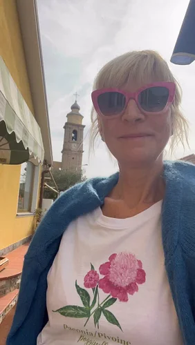 Isn’t it a bright day? Shine it up in our Pivoine/Peonia Botanicus T- shirt 👚 🌸
 
#pivoine #peonia #botanicus #botanicaldesig...