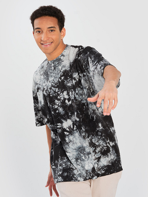 Photo showing Shaka Wear Oversized Tie-Dye T-Shirt