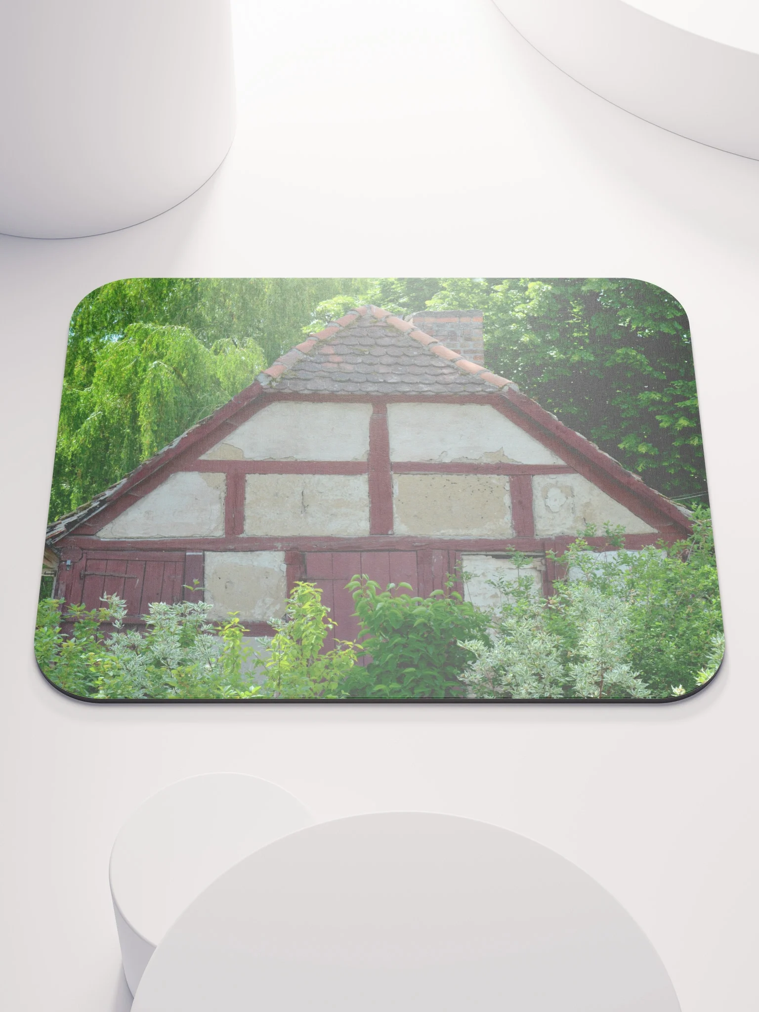 Mauspad - Lehmhütte versinkt im romantischen Bauerngarten product image (1)