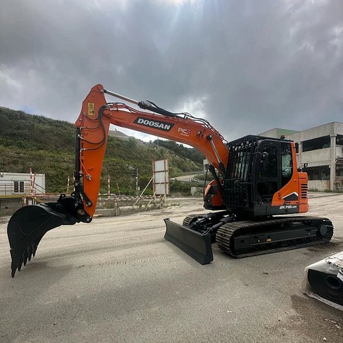 New Doosan DX140LCR just added to the lineup of @impresaedilemac 
FOLLOW @macchinari_pesanti for more!
[📸 @impresaedilemac ]
...