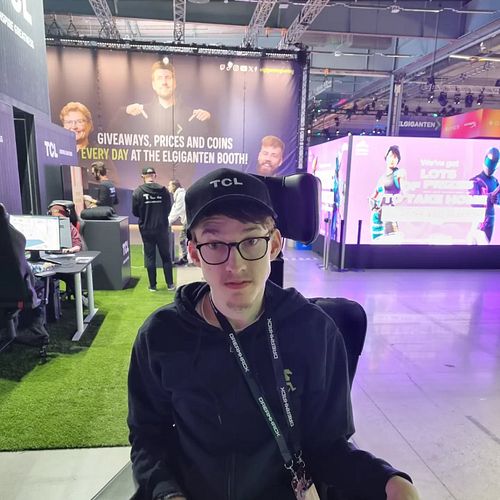 LAST DAY OF DREAMHACK! 

Wow, what a weekend. Meeting with many friends and seen awesome people. I am extremely tired but sup...