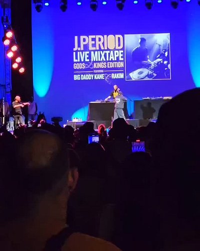 CROWD’S EYE VIEW. 🎥🔥😤

PAID IN FULL OVER CASH RULES LIVE AT LINCOLN CENTER THO.

#JPERIODLiveMixtape @lincolncenter @thegodra...