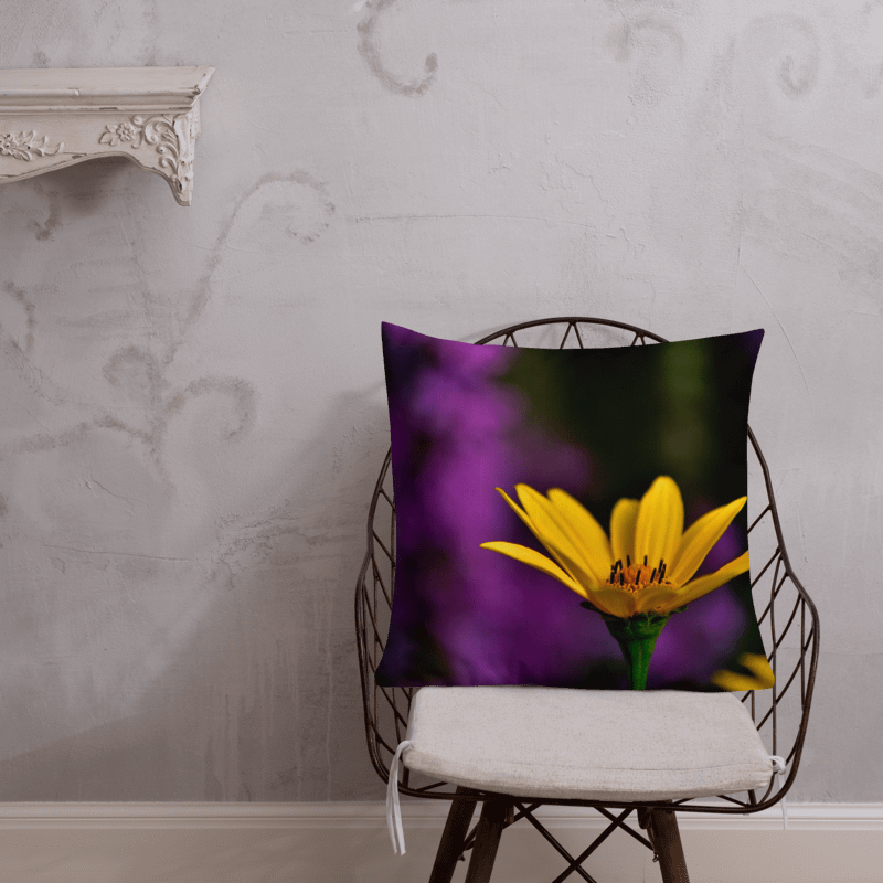 Premium-Kissen - leuchtend gelbe Blüte vor violettem Hintergrund product image (5)