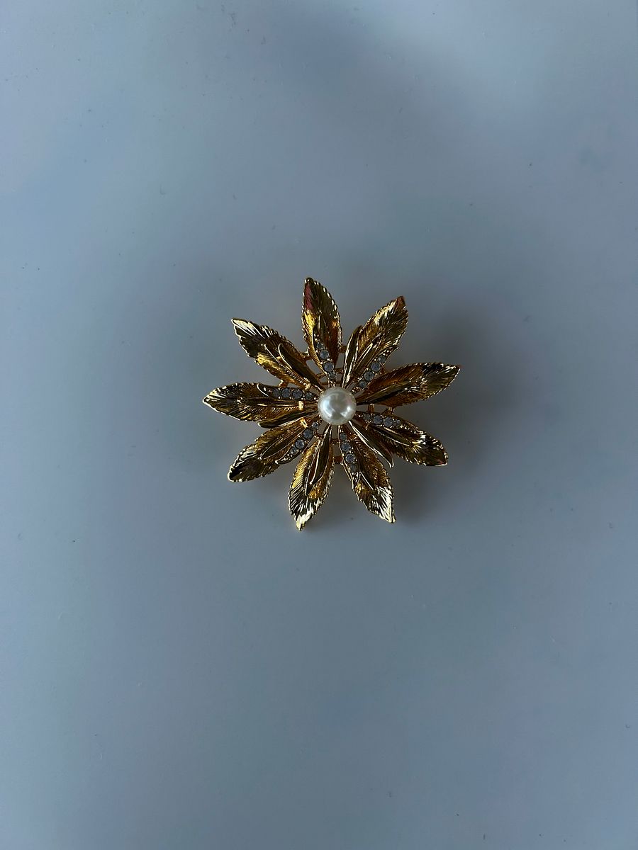 Vintage Gold Tone Flower Leaves Rhinestone Faux Pearl Brooch product image (1)