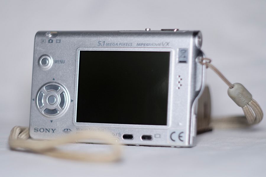 Sony Cyber-shot DSC-T7 5.1MP Digital Camera product image (3)