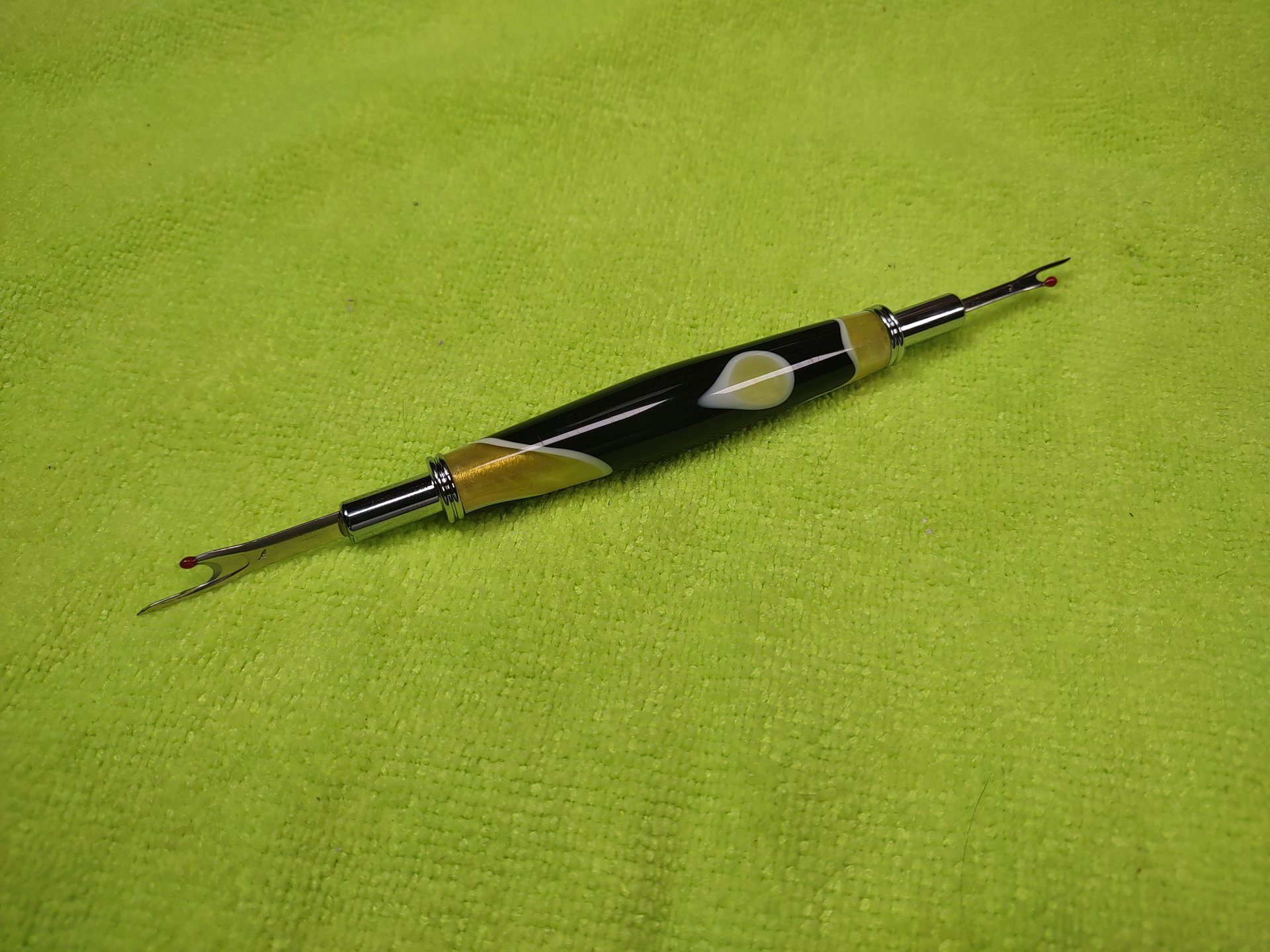 Yellowjacket Precision: Dual-Blade Seam Ripper with Hidden Storage product image (3)
