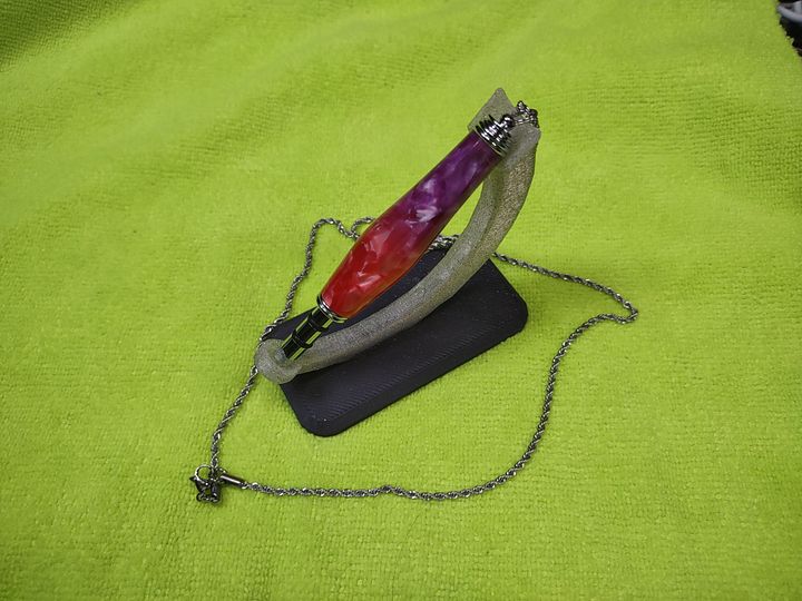 Ready to Rip: Magnetic Necklace Seam Ripper in Pink–Purple Gradient product image (1)