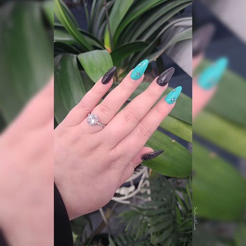 new nails, who dis? 💅

#YXE #Canada #StayWeird #KCCO #nailart #nails #nailsnailsnails #naildesign  #nailcolour #nailcolor #na...