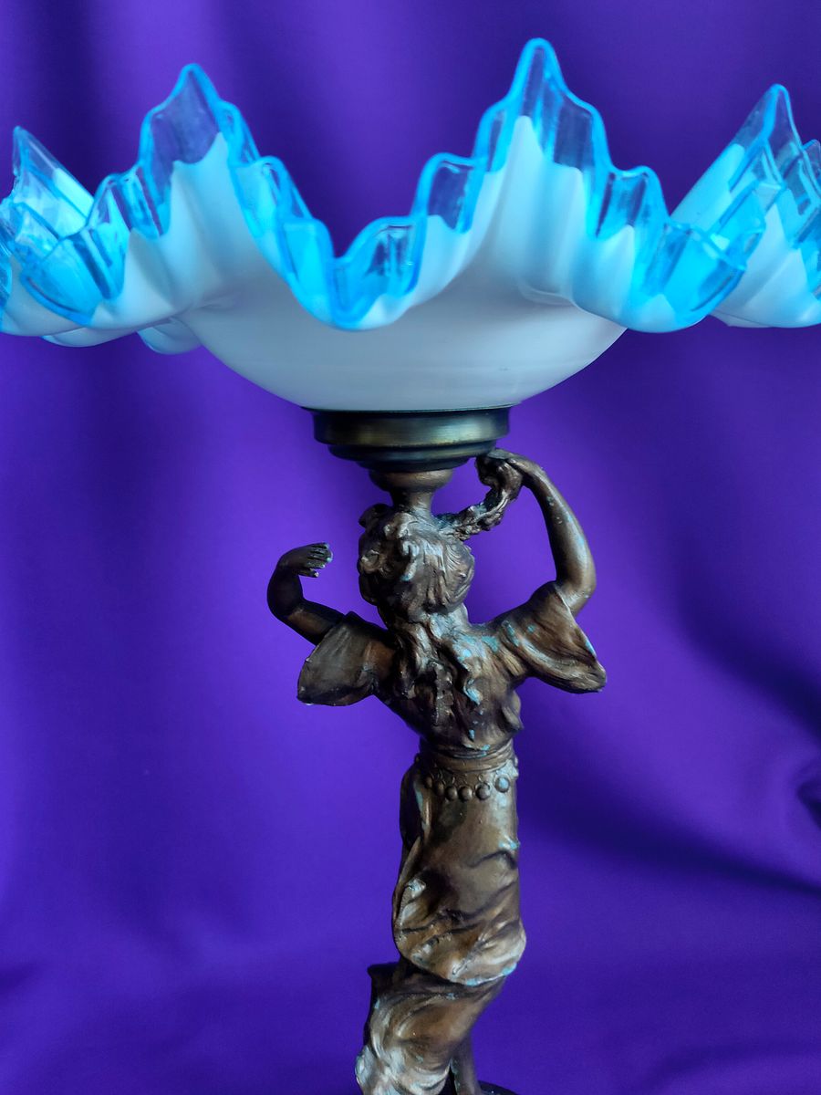 🌟Estátua Arte Nova em Metal com Taça de Cristal Branco e Bordo Azul – Peça Única e Colecionável product image (4)