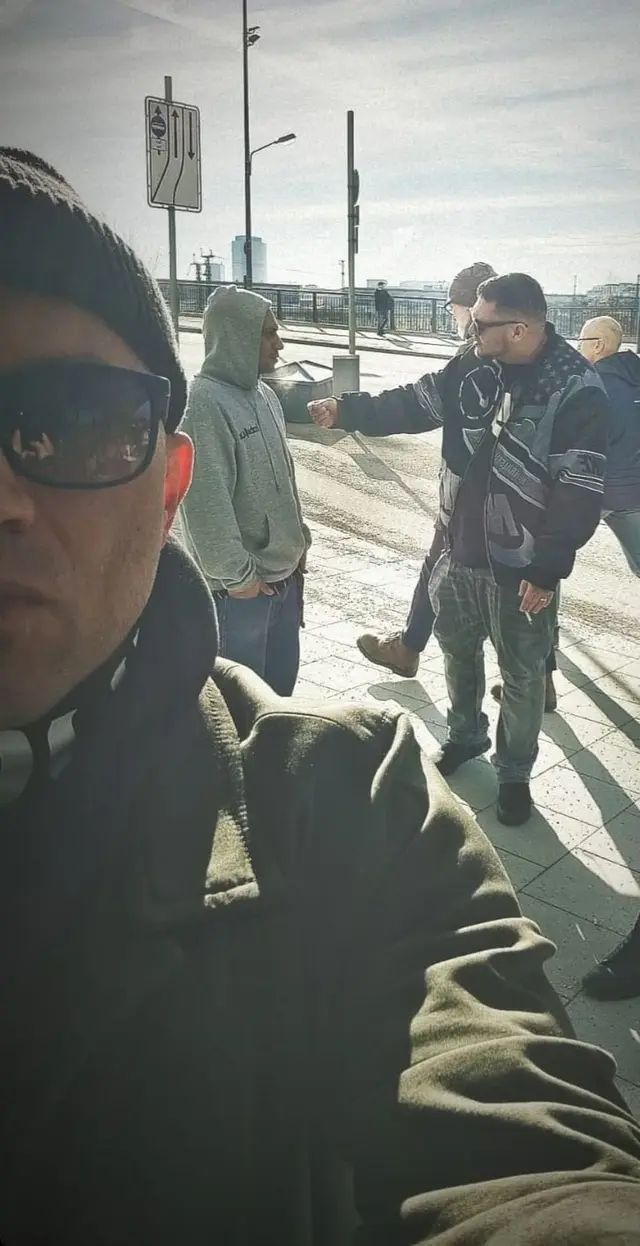 Dieses Jahr geht #Chakuza mit TEXTA auf Tour – und 2026 folgt dann die große Deutschland-Tour. 🎟️ Tickets für beide Touren gibt’s hier: 👉 Österreich: http://fyi.chakuza.de/TextaTour 👉 Deutschland: https://fyi.chakuza.de/tour 2023 standen fast 2,5 Stunden Live-Set ohne Pause auf dem Programm – und auch diesmal soll’s wieder intensiv werden. Jetzt seid ihr gefragt: Welche Songs dürfen auf keinen Fall fehlen? Was wollt ihr live unbedingt hören? Haut’s in die Kommentare – wir sammeln alles. 📸 Hier noch ein paar Impressionen von der letzten Tour – war wild. #Chakuza #Texta #Tour2025 #Tour2026 #LiveOhnePause #MehrAlsMusik
