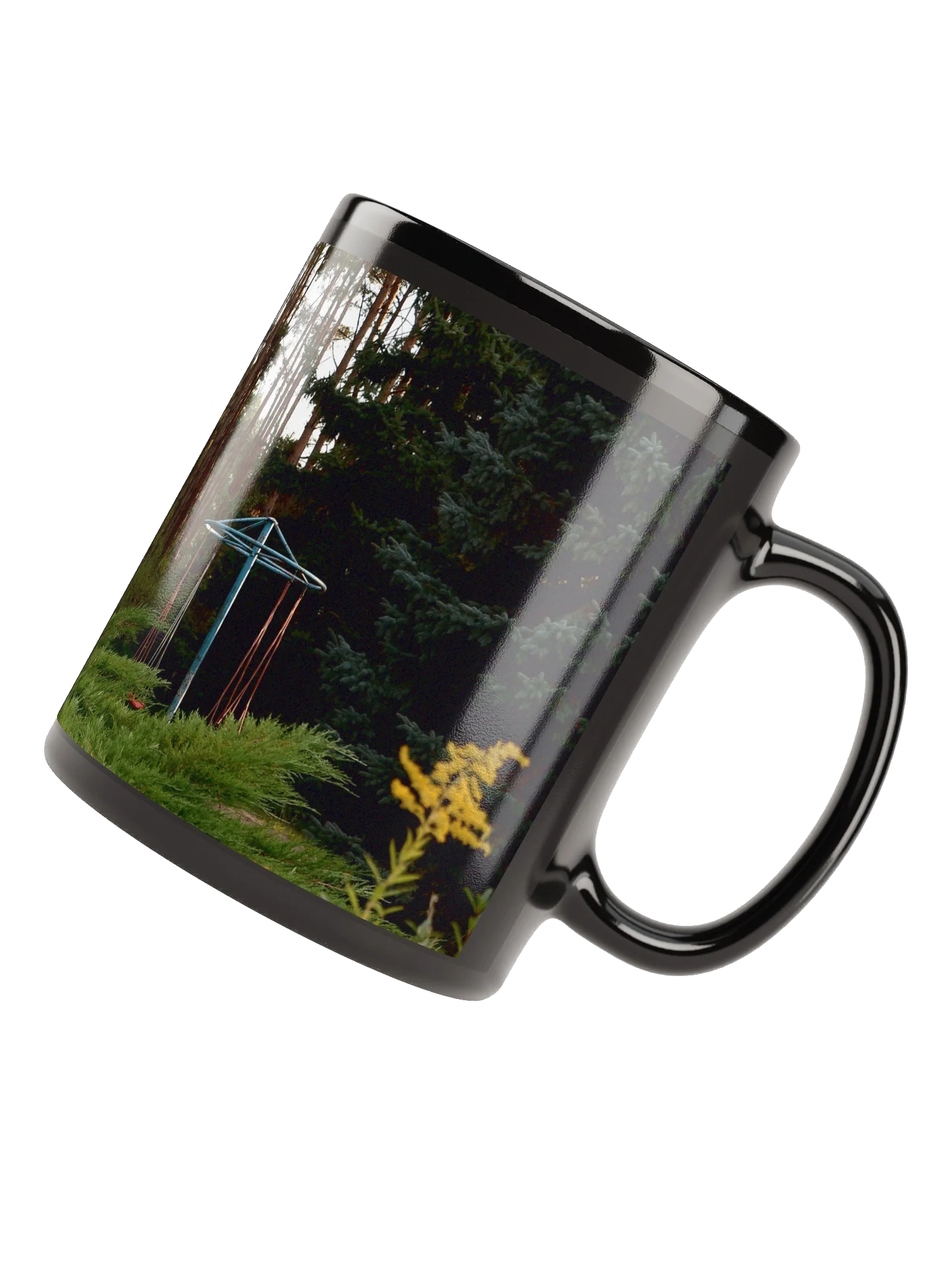 Keramiktasse schwarz - Verlassener nostalgischer Spielplatz im Wald product image (4)