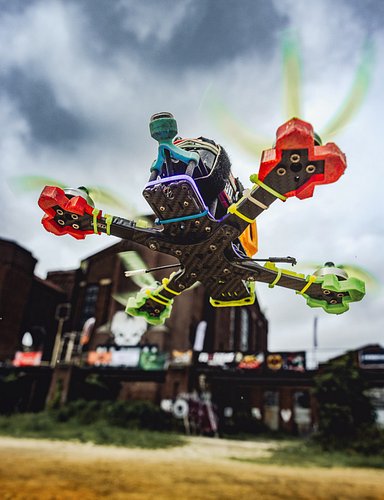 This isn’t a hover shot! 🚀
Snapped this TBS Source One at the legendary NY bando! 
🎮 #fpv #fpvfreestyle #fpvdrone