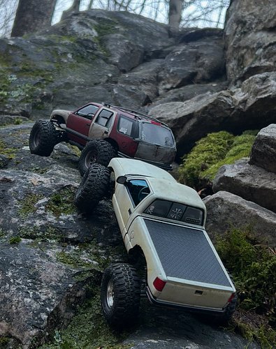 Rainy days at the frog. 

Truck body by : @caldwell_race_works 
Blazer body by : @mariomalgaglio 
.
.
.
.
#scx24 #rccrawler #...