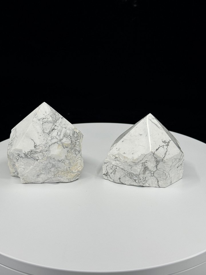Howlite Crystal Point product image (1)