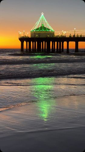 Holiday sunsets are the best! @downtownmanhattanbeach #sunsets