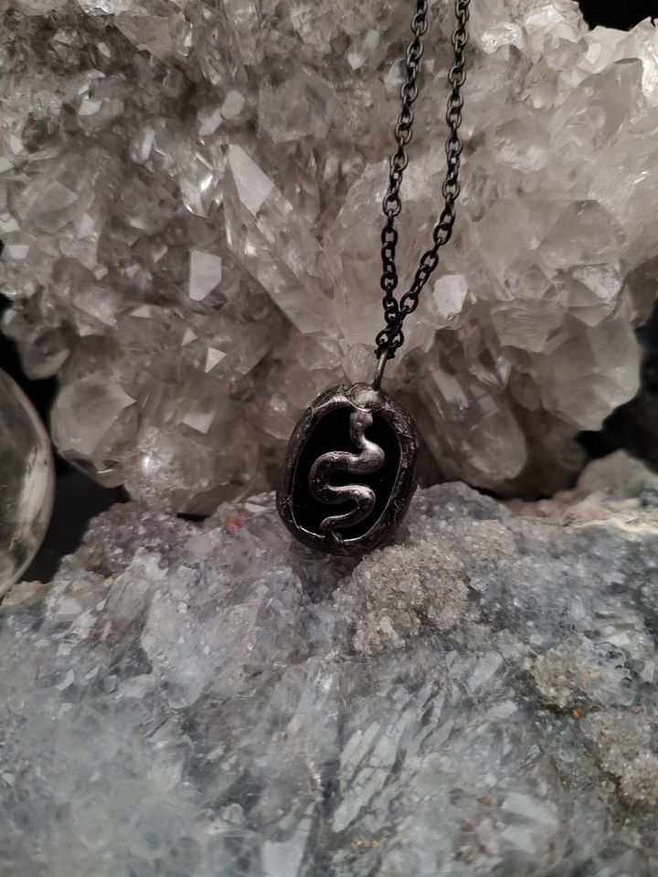 Familiars - Serpent Amulet I product image (1)