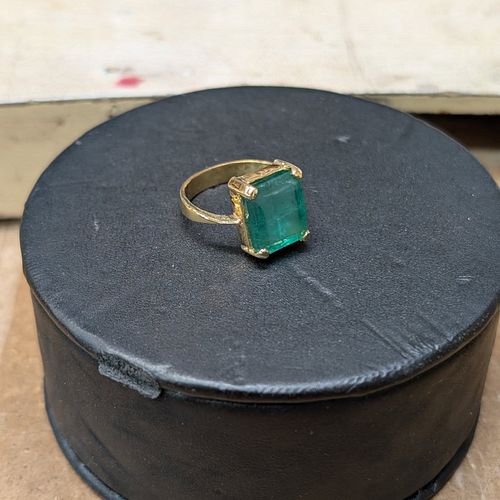 Emerald in yellow gold, another ring made at work #goldsmith #emerald #stonesetting #goldjewelery
