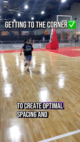 Creating optimal spacing in transition✅
⁣
We teach our players to sprint to the corner first – this opens up space for the ba...