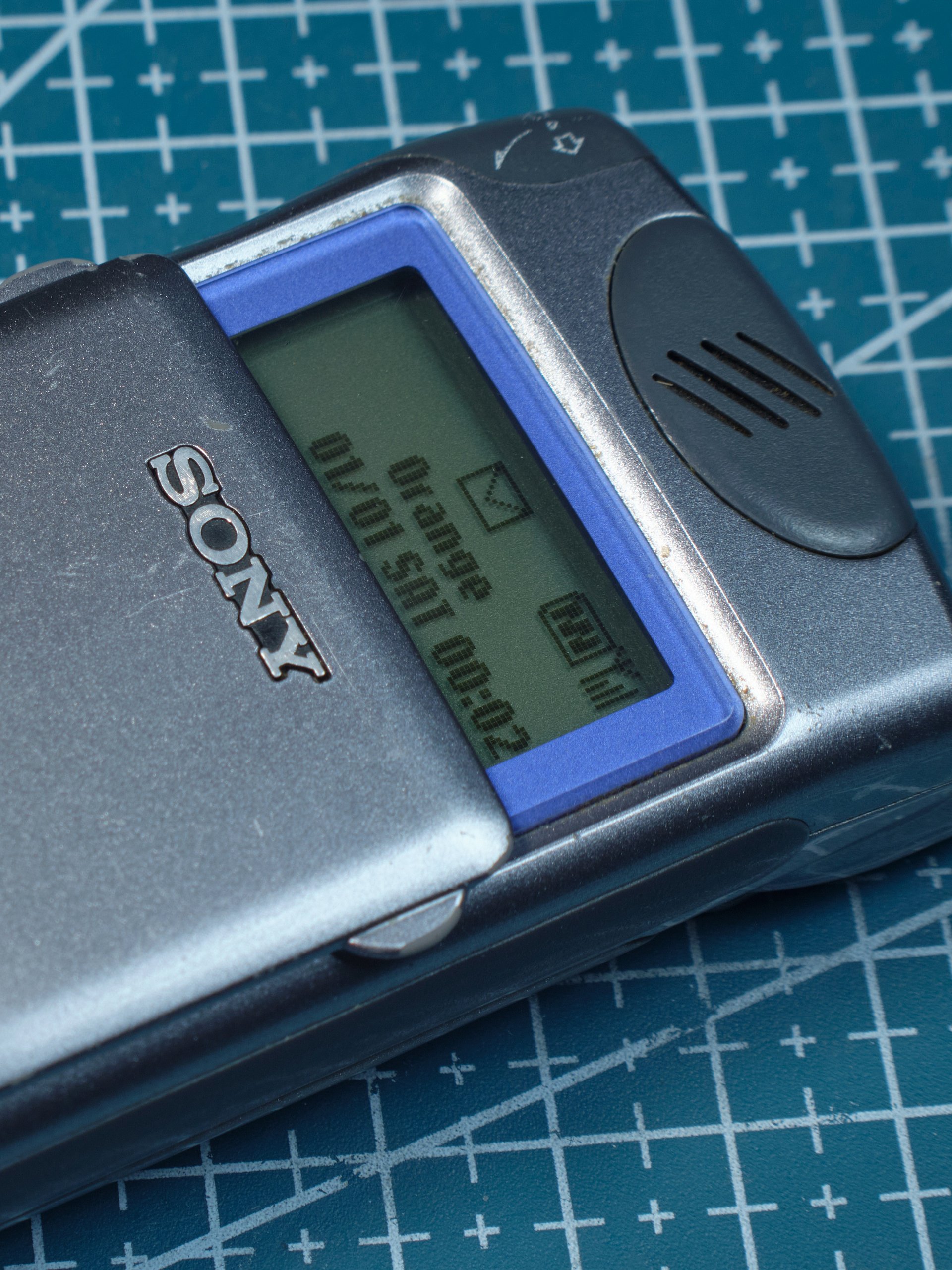 Sony CMD-Z5 Unlocked – Vintage Retro Mobile Phone with Original Charger – Rare Collectible product image (1)