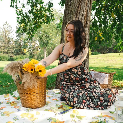 Fell asleep reading a book 📖💤

#cottagestyle #cottagecore #picnic #reading #canadian #canadiantwitch #twitchaffiliate #conten...