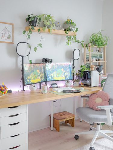 Instagram vs reality 🙃🫣🫠

I love posting my cozy desk space here and sharing it with you! But....it almost never looks as goo...