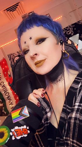 Would you wear this shade? 👀 
‘
‘
‘
‘
‘
‘
#makeupartist #makeup #altmakeup #alt #altmodel #alternativemakeup