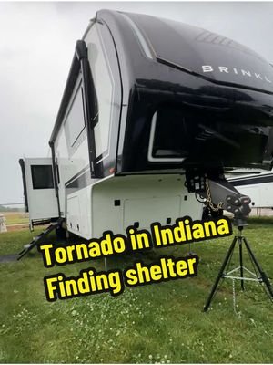 I experienced my first Tornado watch and with that we had to run to try to find shelter. The fear was of losing everything inside our RV, but most importantly is to take care of our lives 🙌  #indiana #tornadoshelter #tornadostorm #tornado #rvlife #rvlifestyle #rvlifefulltime 