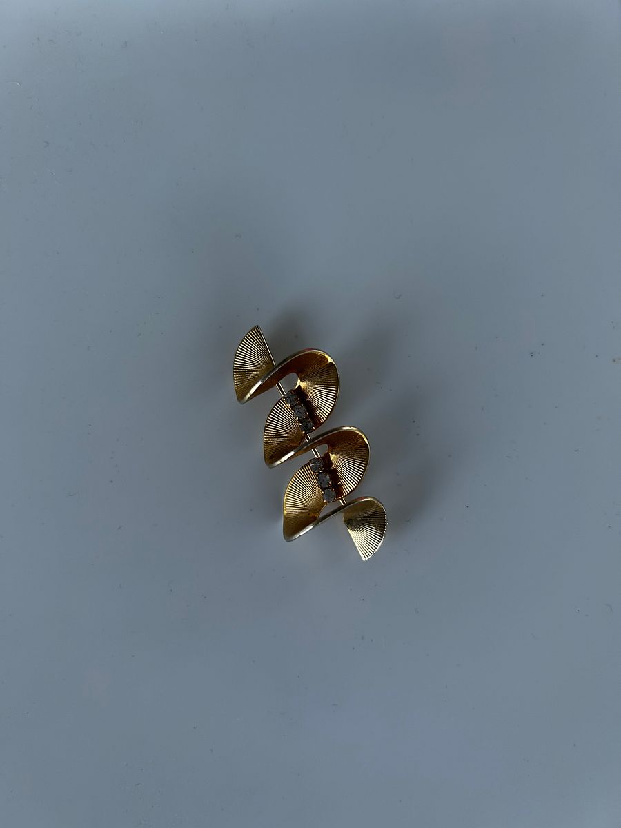 Vintage Gold Tone Swirl Rhinestones Brooch product image (5)