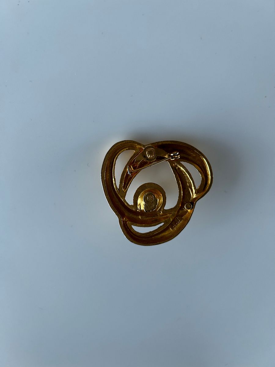 Vintage AAI Gold Tone Faux Pearl Brooch product image (5)