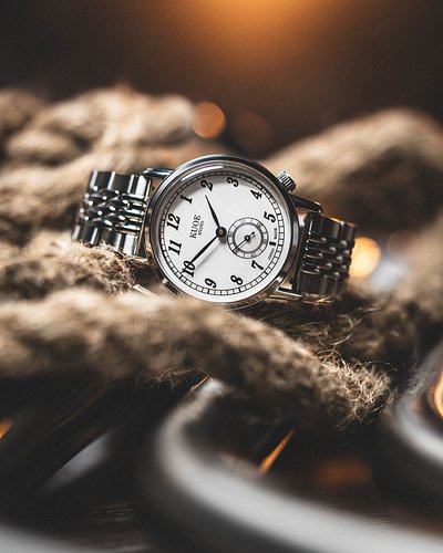 There’s just something about a watch that feels like it’s been around forever. ⌚️
The @kuoe_official OLD SMITH 90-007 nails t...