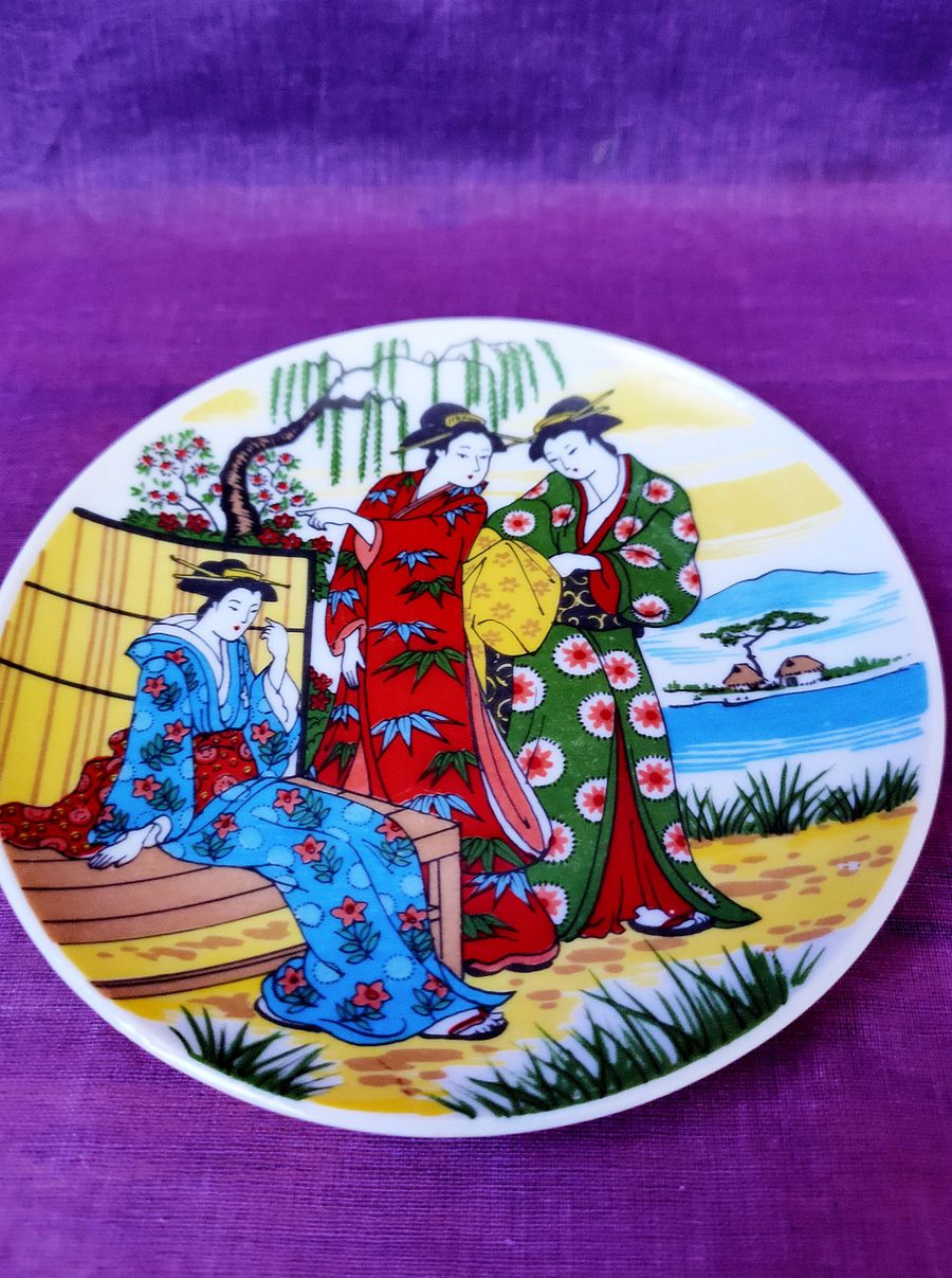 Prato pequeno com 3 gueixas, arte japonesa, paisagem asiática, decoração japonesa de secretária product image (8)