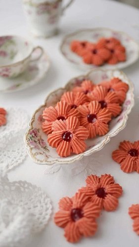 Adorable strawberry butter cookies to get you ready for spring! 🍓💞🎀💕🌷🌸
#strawberry #bakedfromscratch #homemadecookies #spring...