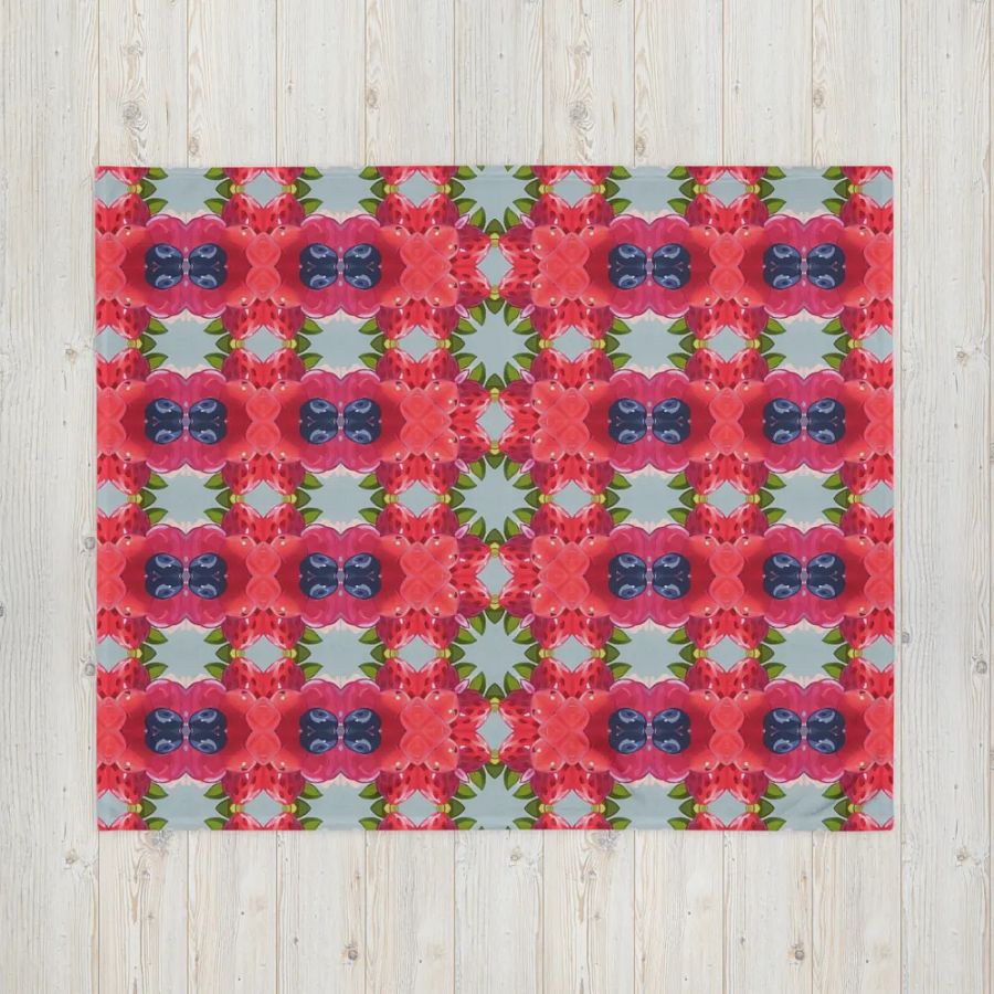 Berry Bliss Seamless Patterned Throw Blanket product image (6)