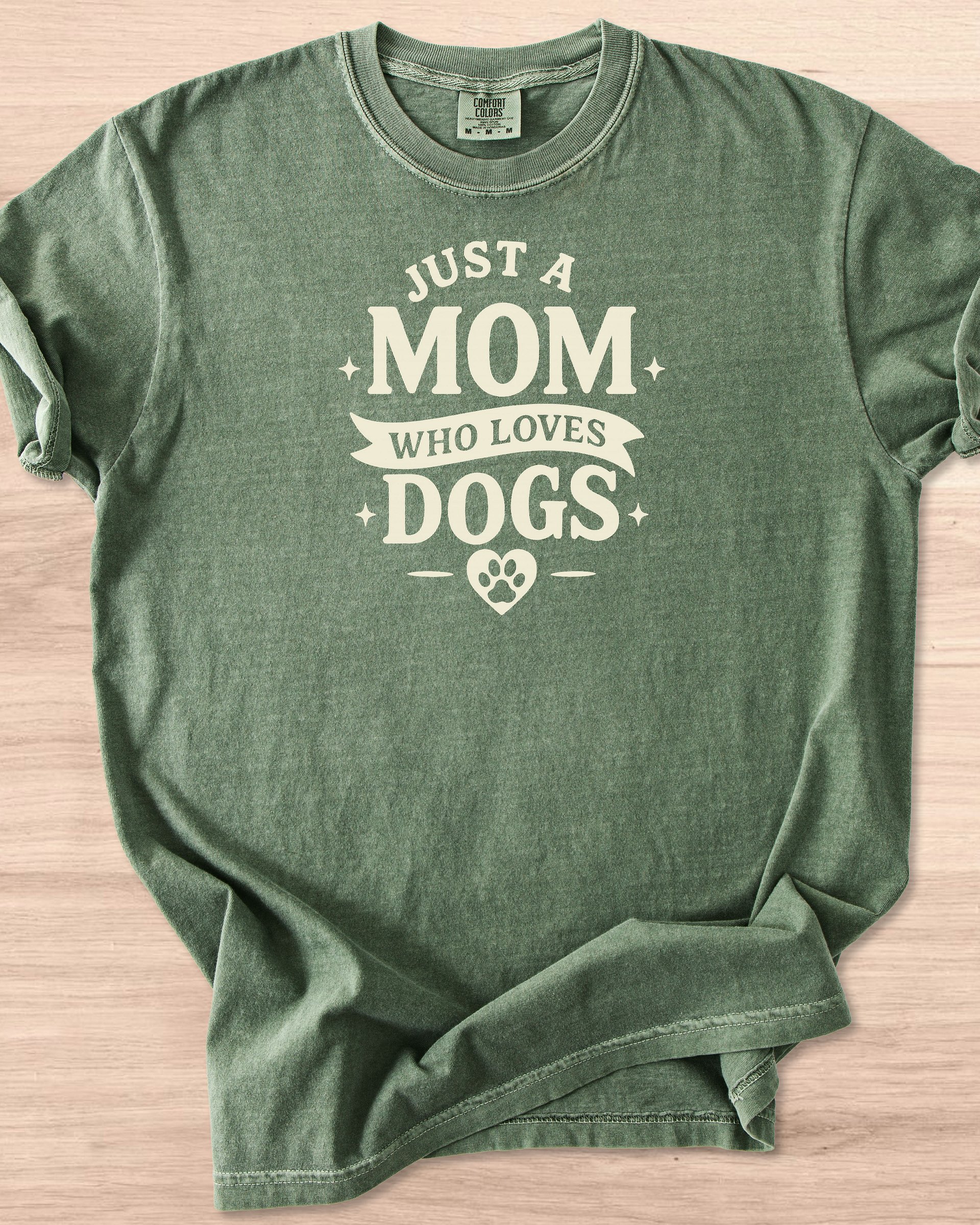 Just A Mom Who Loves Dogs Tee product image (46)