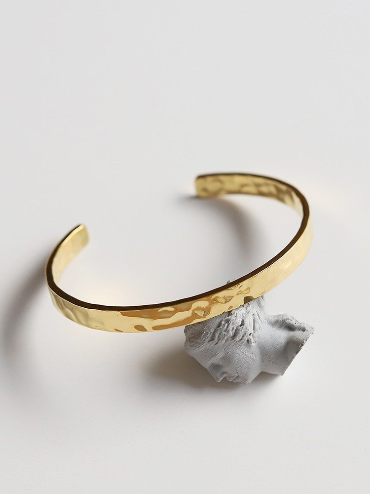 Irregular Hammer Pattern Bracelet | 18K Gold Plated product image (4)