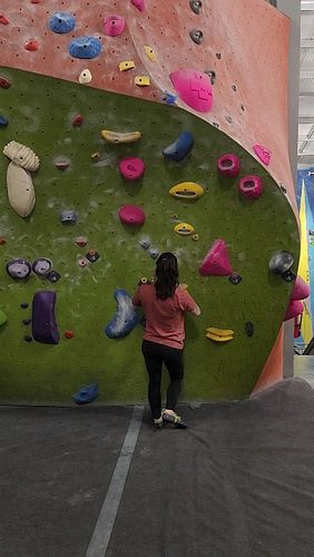 Messing around on another V4 😊 happy to be back in the gym after taking 2 weeks off