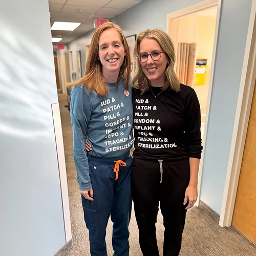 twinning with my gyn counterpart 👯‍♀️ how lucky am i to share an office and sit 3 feet away from a minimally invasive gynecol...