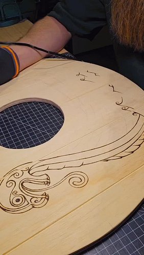 Pyrografi - en teknik jag beundrar mer och mer varje gång jag håller i brännpennan! 🌟
Arbetar nu på två olika sköldar samtidi...