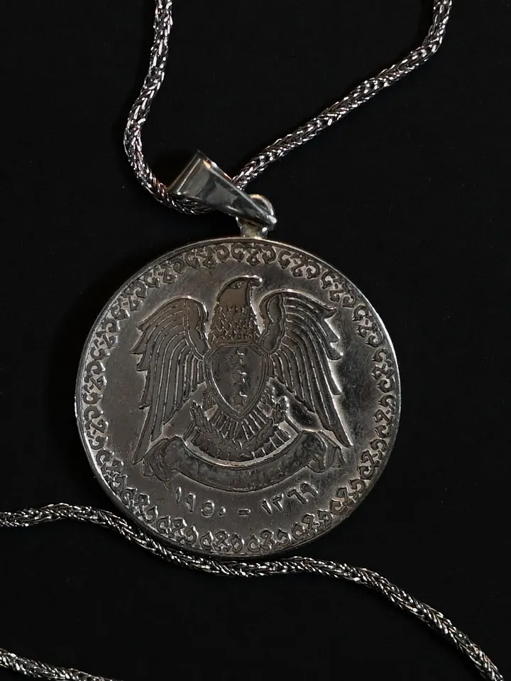 قلادة علم الثورة - ليرة من الفضة 1950 product image (1)