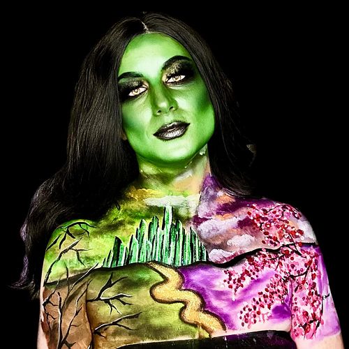 Felt a little ✨wicked✨
No, I haven’t seen it but I want to 🤣 
Entire look using the TONS of goodies sent to me by @graftobian...