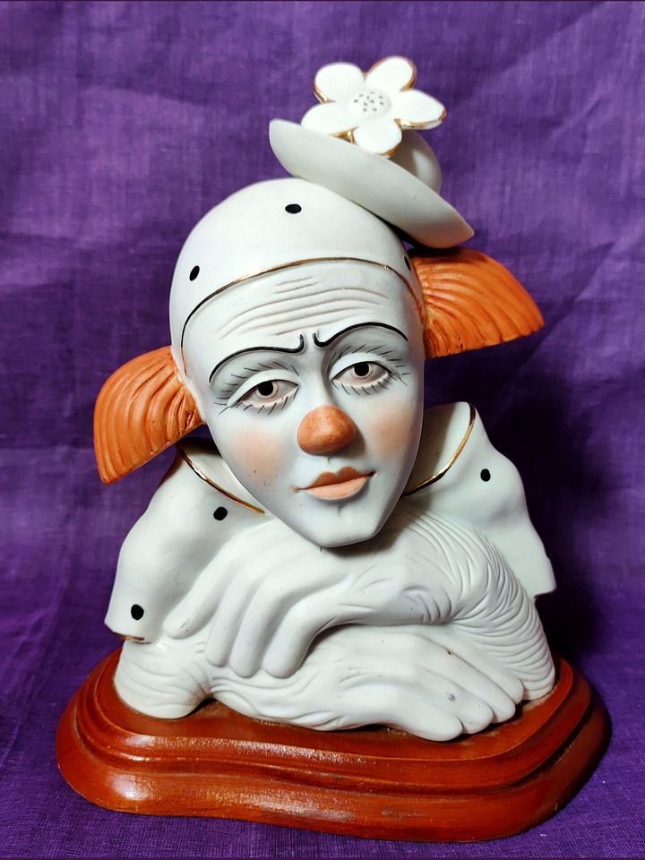 Busto de Palhaço Triste em Porcelana Fina - Peça Vintage Rara para Colecionadores e Decoração Única! product image (1)