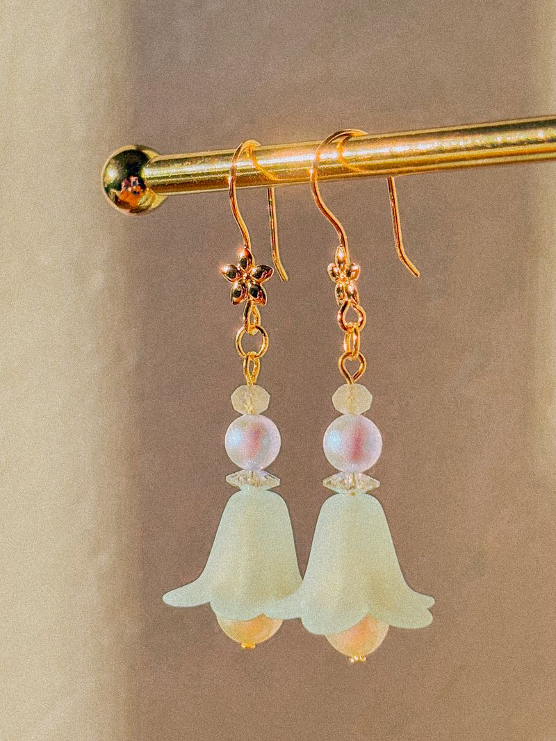 Light blue flower bells - Pearl and moonstone earrings