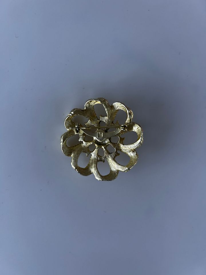 Vintage Gold Tone AB Rhinestones Faux Pearl Flower Brooch product image (2)