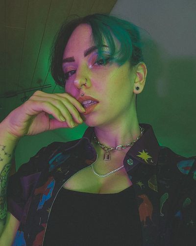 Might fuck around and enter my short hair era 🤌🏻 
•
•
•
#streamer #twitchstreamer #alt #queer #nonbinary #tattoos