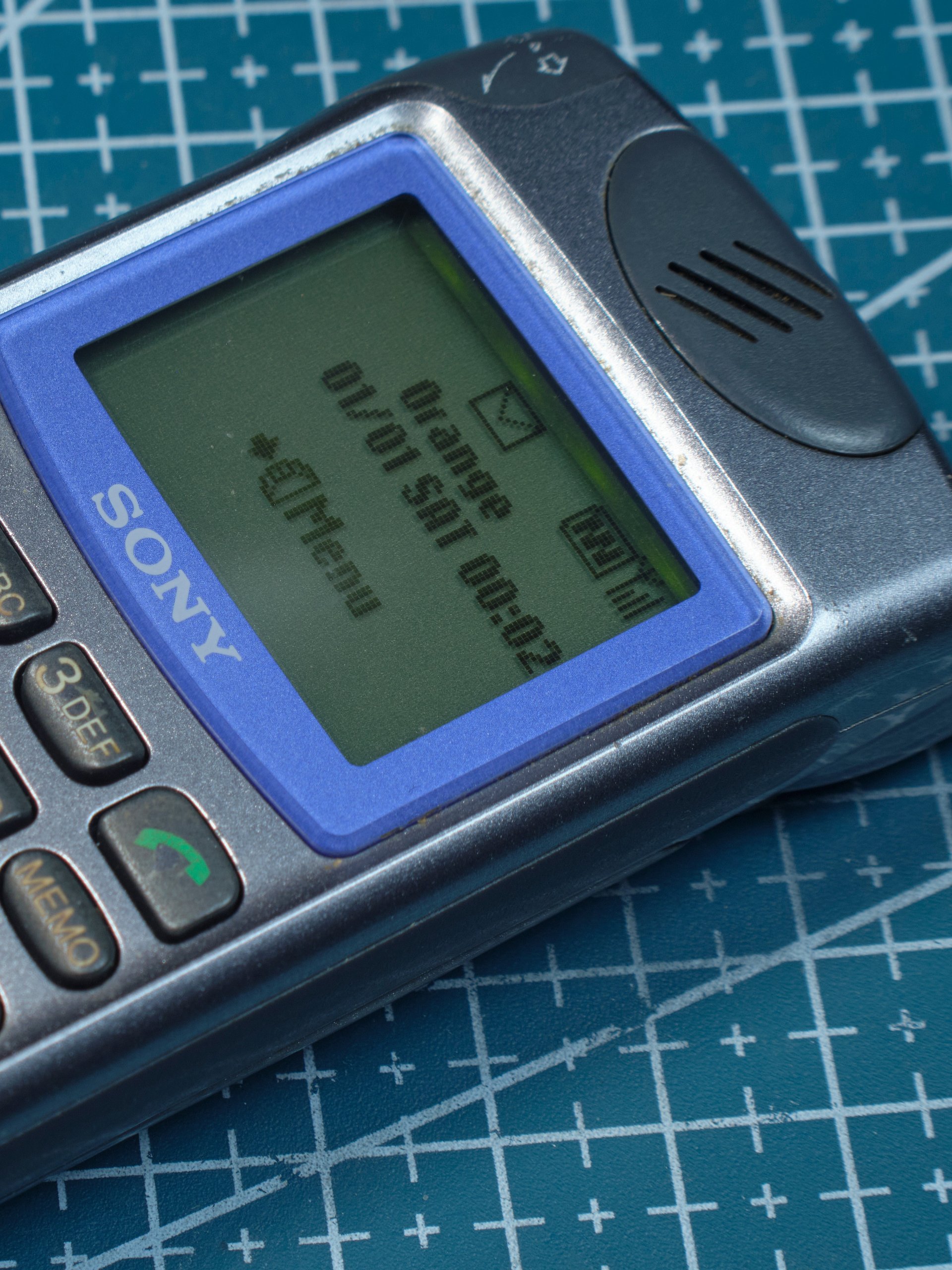 Sony CMD-Z5 Unlocked – Vintage Retro Mobile Phone with Original Charger – Rare Collectible product image (2)