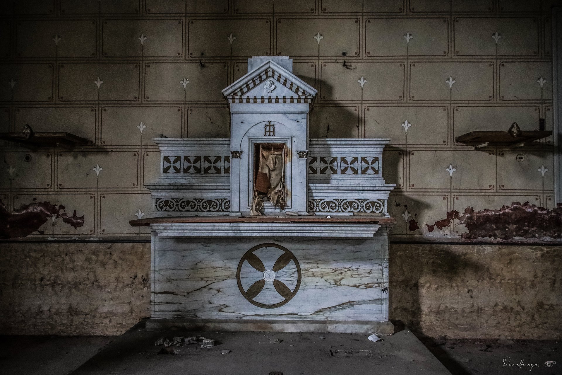 Title: Abandoned Altar of the Brothers' Institute - Urbex Italy product image (1)