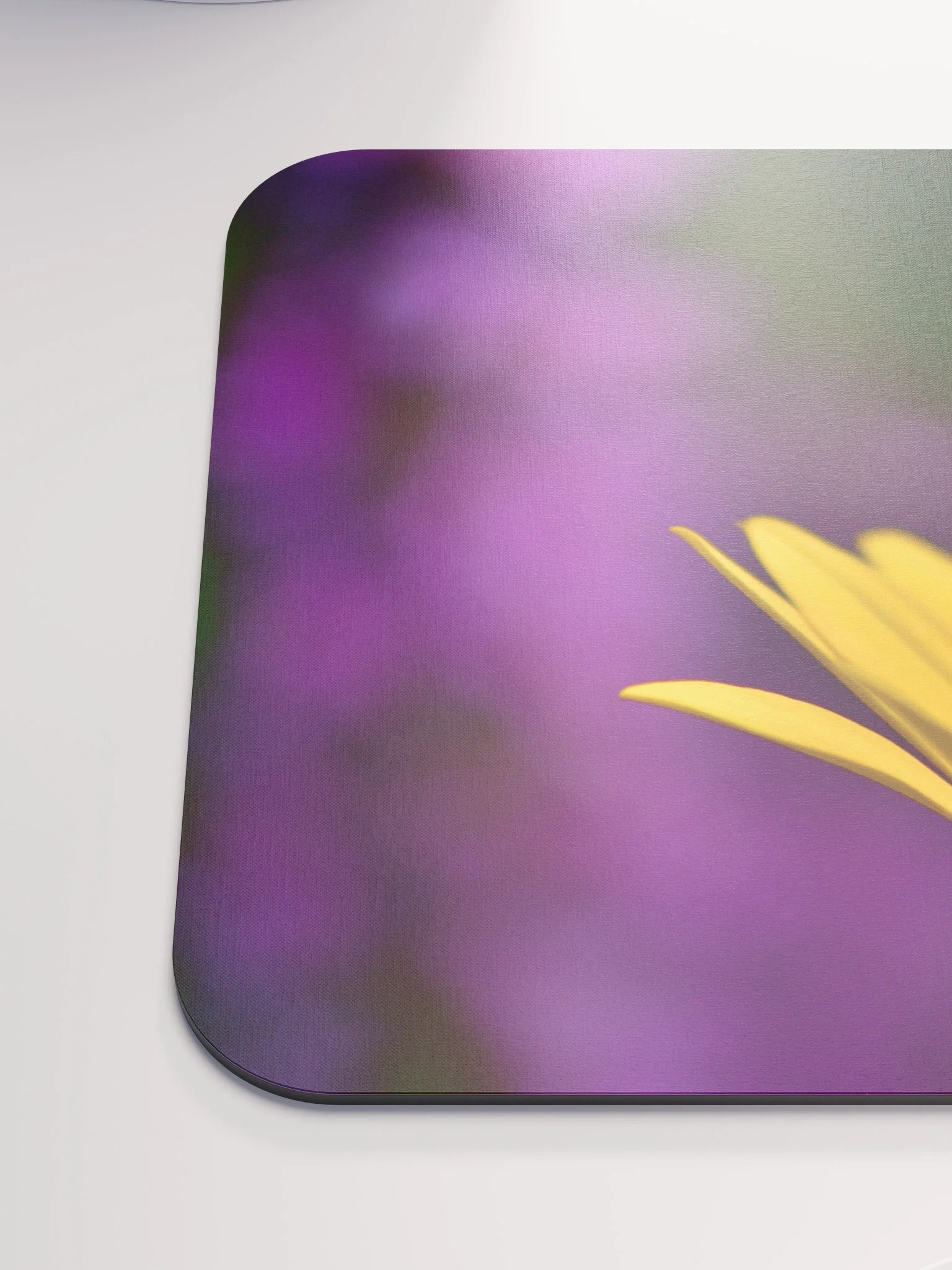 Mauspad - leuchtend gelbe Blüte vor violettem Hintergrund product image (6)