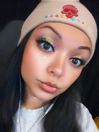 Dancing since 3AM. 

Can someone show me how to do this eyeshadow?? 👄

#MusicTherapy #MakeUp #MakeUpTutorial #YourePretty #Sleep