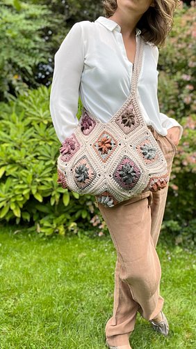 Drop BAG1 below to get the info for this fun granny square crochet bag pattern! Made with 17 gorgeous flower motif squares yo...
