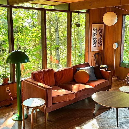 @burrowshaus, a stunning 1975 home tucked into the woods built by John Burrows ✨
Owned and remodeled by @lauralisowski